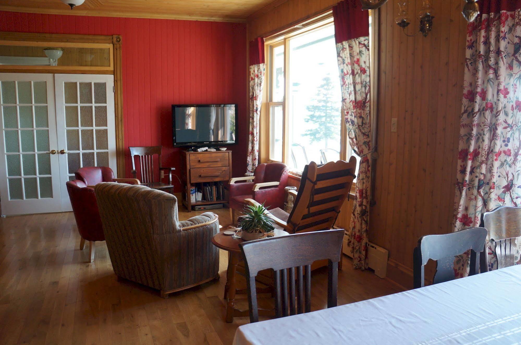 Le Manoir Du Vieux Presbytere Port-Daniel Exteriör bild