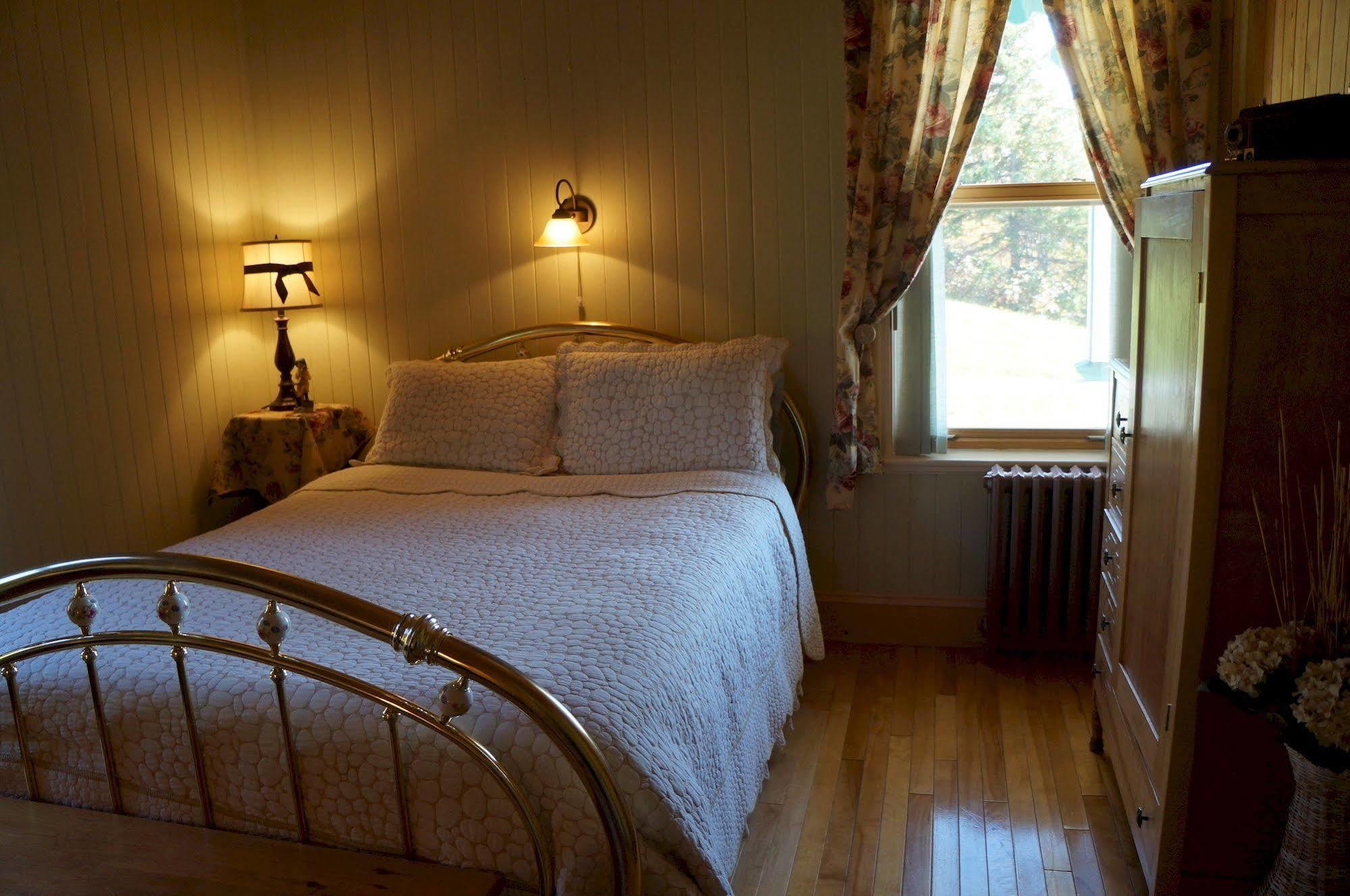 Le Manoir Du Vieux Presbytere Port-Daniel Exteriör bild