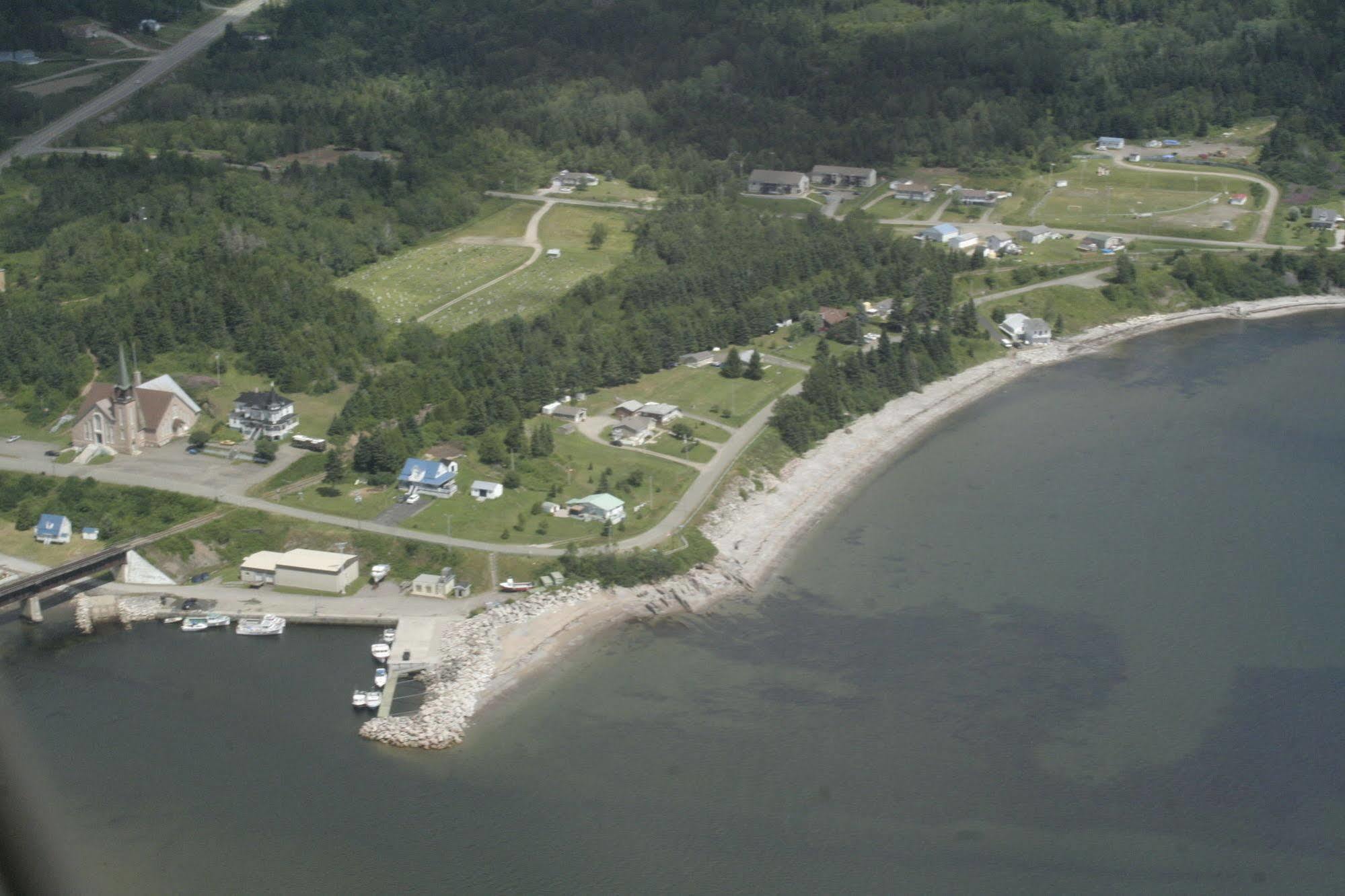 Le Manoir Du Vieux Presbytere Port-Daniel Exteriör bild