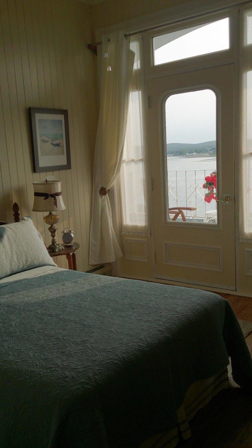 Le Manoir Du Vieux Presbytere Port-Daniel Exteriör bild